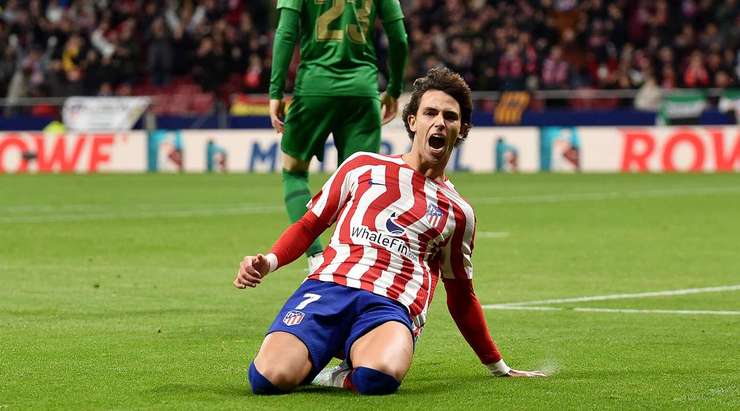 Vào rồi! Joao Felix (Atl. Madrid) bức tốc vào vòng cấm và chọn đúng điểm rơi sau đường căng ngang của Antoine Griezmann trước khi dứt điểm cận thành đẹp mắt vào chính giữa khung thành. Tỉ số là 1:0.
