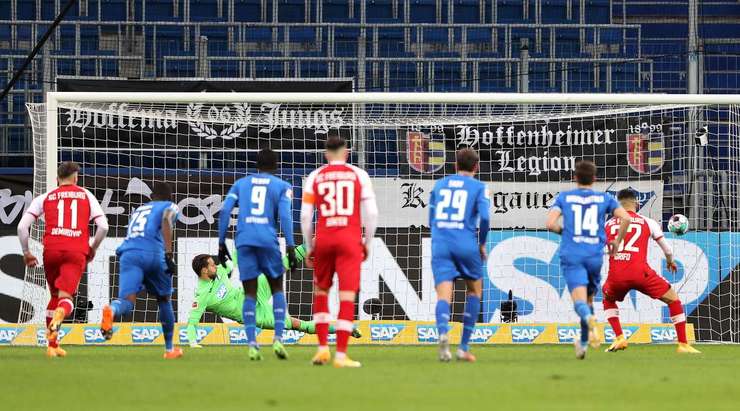Vào! Vincenzo Grifo (Freiburg) giành chiến thắng trên chấm phạt đền bằng một cú sút không thể cản phá, vượt qua tầm với của thủ môn Oliver Baumann vào góc phải khung thành.