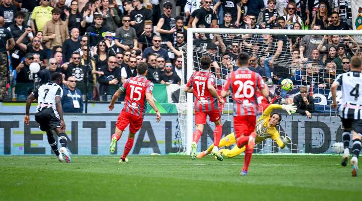 Isaac Success (Udinese) nhận một đường chuyền và sút quả bóng qua khỏi tầm với của thủ môn, bóng đập cột dọc bên phải và đi vào lưới.