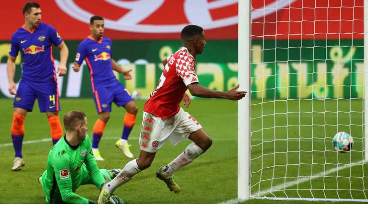 Vào - 3:2! Leandro Barreiro Martins (Mainz) nhận một đường chuyền chuẩn xác trong vòng cấm từ Danny da Costa và anh đánh bại thủ môn với một pha dứt điểm sắc sảo vào góc thấp bên phải khung thành.