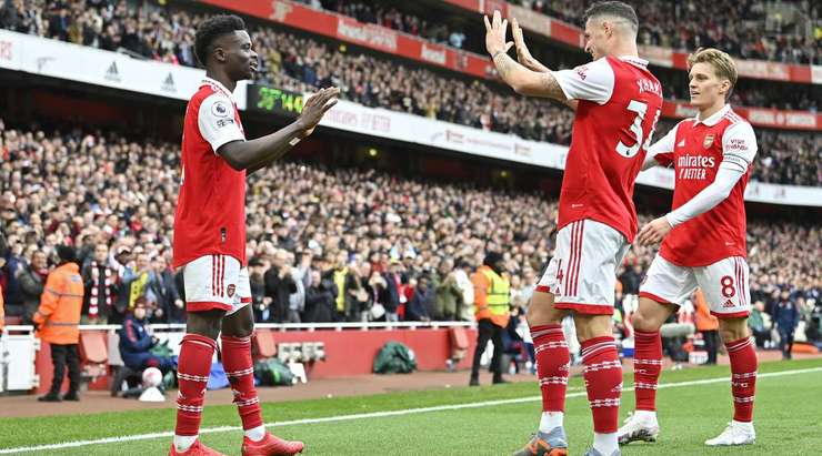 Vào! Bukayo Saka (Arsenal) nhận một đường chuyền ngắn rất vừa tầm từ Ben White ở một vị trí bên trong vòng cấm, anh lách người và tung một cú sút không thể cản phá vào góc thấp bên trái khung thành. Tỉ số là 2:0.