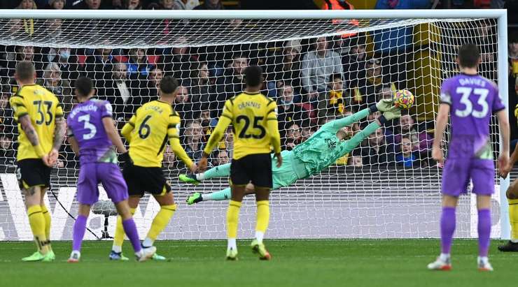 Không vào! Sergio Reguilon (Tottenham) đón một đường chuyền chính xác tại rìa vòng cấm và anh nã một quả đại bác về phía cột dọc bên phải, nhưng thủ môn vẫn kịp dùng những đầu ngón tay của mình để cứu thua trong gang tấc.
