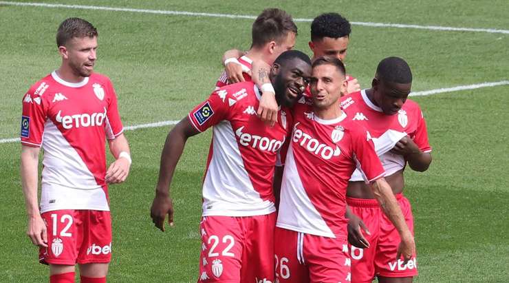 Abdoul Kader Bamba (Angers) ghi một bàn phản lưới xui xẻo sau khi anh vô tình làm đổi hướng một cú sút.