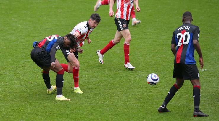 Vào! Eberechi Eze (Crystal Palace) với đôi chân cực kỳ nhanh nhẹn và khả năng rê bóng xuất sắc đã liên tiếp vượt qua những pha truy cản của đối phương. Anh kết thúc với một cú sút từ trong vòng cấm, bóng bị đổi hướng sau khi chạm một cầu thủ khác và đánh bại thủ môn Aaron Ramsdale. Tỉ số được nâng lên 0:2.