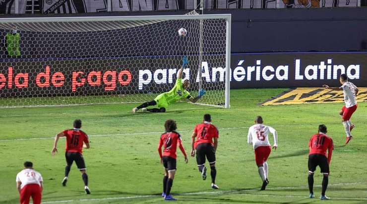 Artur (Bragantino) không cho thủ môn một cơ hội nào để cản phá quả penalty. Cú sút của anh đi sượt xà ngang vào nóc lưới. Martin Silva đã không thể chạm được tay vào bóng.