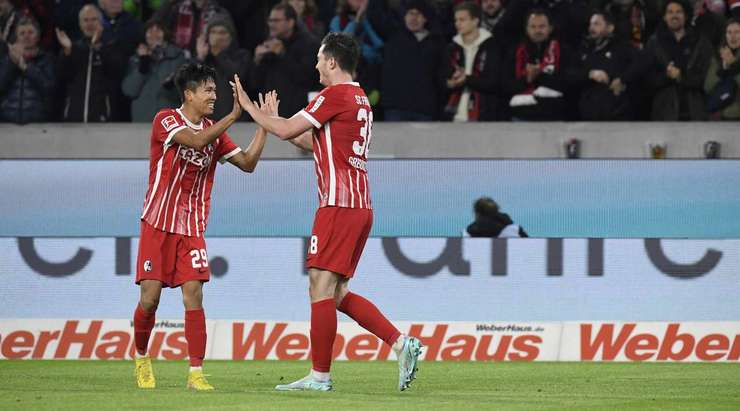 Nó đã đi vào lưới! Matthias Ginter chuyền bóng dọn cỗ cho Michael Gregoritsch (Freiburg), người có một pha dứt điểm dễ dàng với một cú đánh đầu vào lưới trống. Tỉ số là – 2:0.