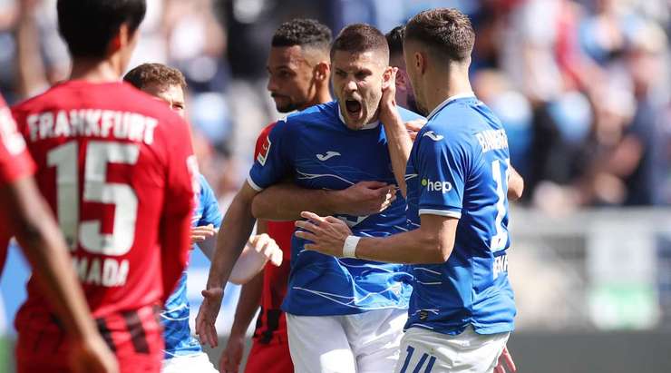 Andrej Kramaric (Hoffenheim) lãnh trách nhiệm thực hiện quả phạt đền và anh đang chuẩn bị bóng.