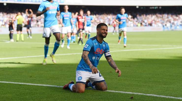 Vào! Stanislav Lobotka (Napoli) len lỏi qua các cầu thủ đối phương trước khi tung một cú sút tuyệt diệu từ rìa vòng cấm vào góc thấp bên trái mành lưới. Thủ môn Salvatore Sirigu đã không có cơ hội nào để chạm vào quả bóng. Tỉ số là 3:0.