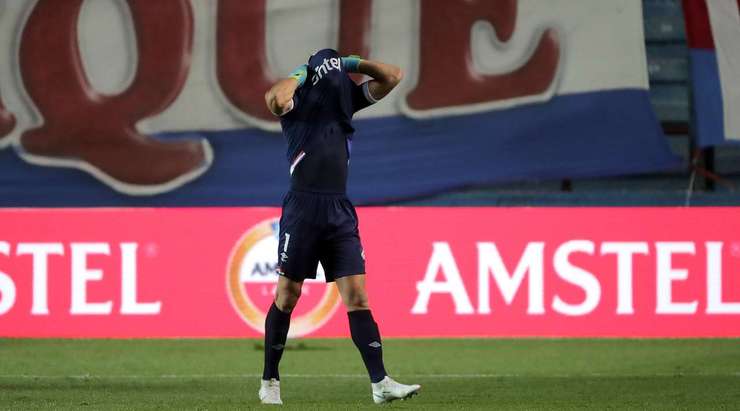 Sergio Rochet (Club Nacional) nhận thẻ đỏ sau pha chuồi bóng ghê rợn của mình vào đối thủ.