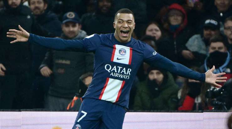 Vào! Kylian Mbappe (Paris SG) ghi bàn với một cú sút tuyệt vời vào góc phải phía dưới sau khi được giải thoát trong vòng cấm bởi một đường chuyền bổng xuất sắc từ Lionel Messi. Tỉ số bây giờ là 0:3.