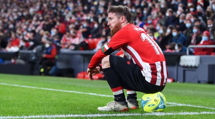 Iker Muniain (Ath Bilbao) nhanh chóng thực hiện quả phạt góc với một đường chuyền ngắn.