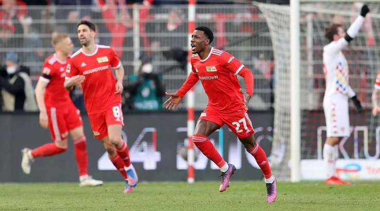 Sheraldo Becker (Union Berlin) thực hiện pha chạm một tuyệt vời để kiểm soát một đường chuyền sắc bén tại rìa vòng cấm và cứa bóng vào phía trong cột dọc bên phải theo đúng phong cách sở trường của mình!