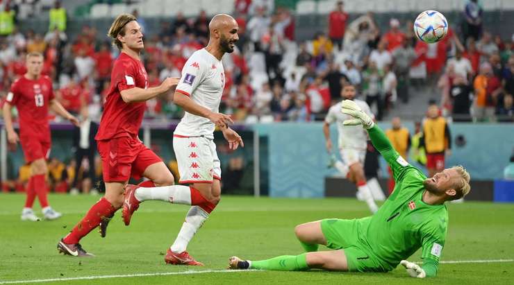 Issam Jebali (Tunisia) có rất nhiều thời gian và khoảng trống sau khi nhận đường chuyền sắc sảo từ đồng đội ở một vị trí bên trong vòng cấm địa, tuy nhiên cú sút về chính giữa khung thành của anh đã bị thủ môn Kasper Schmeichel cản phá một cách xuất sắc.