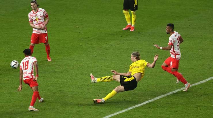 Erling Haaland (Dortmund) nhận một đường chuyền và tìm thấy khoảng trống đủ để tung ra một cú sút về phía khung thành. Thủ môn đã không thể cản phá mặc dù bóng đi khá hiền vào chính giữa cầu môn.