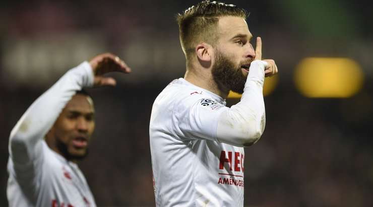 Vào! Lucas Deaux (Nimes) ghi bàn với một cú sút tuyệt vời vào góc phải phía dưới sau khi được giải thoát trong vòng cấm bởi một đường chuyền bổng xuất sắc từ Yassine Benrahou. Tỉ số bây giờ là 1:1.