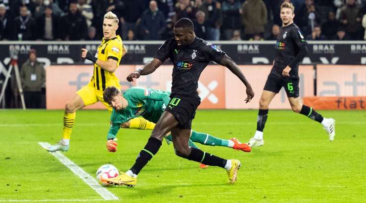 Lars Stindl chuyền bóng đến chân Marcus Thuram (B. Monchengladbach), người đang đứng ở vị trí đối mặt với thủ môn. Một cú vung chân động tác giả của cầu thủ này làm cho thủ môn mất thăng bằng và nhiệm vụ còn lại của anh đơn giản chỉ là bấm bóng qua người thủ môn vào lưới.