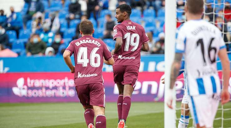 Vào! Alexander Isak (Real Sociedad) lấy bóng trong vòng cấm, nhìn thấy thủ môn ra khỏi vạch cầu môn và bấm bóng qua đầu anh ấy và đi vào lưới. 0:1.