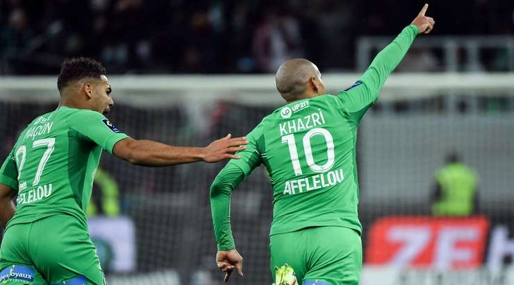 Vào! Wahbi Khazri (St Etienne) ghi một bàn thắng đẹp mắt từ quả đá phạt. Bóng đi chuẩn xác vào phía trong cột dọc bên trái. Một cú sút tuyệt vời!