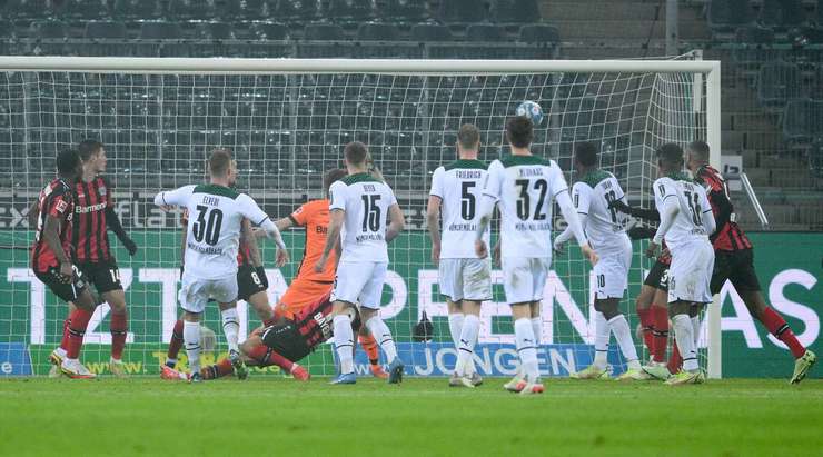 Vào! Nico Elvedi (B. Monchengladbach) đã có mặt đúng lúc đúng chỗ để lấy bóng bật ra trong vòng cấm, và anh ấy sút bóng vào góc phải phía trên. Tỉ số là 1:2.