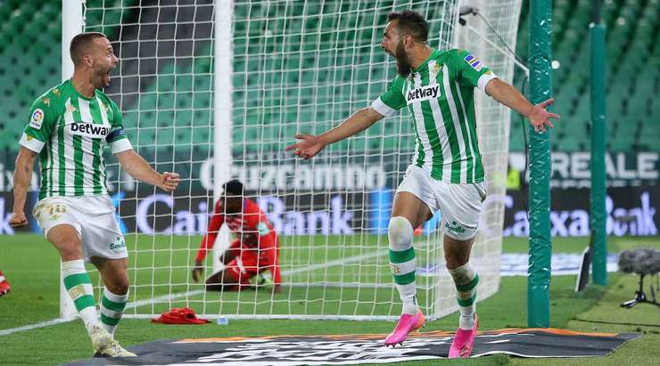 Vào! Borja Iglesias (Betis) đã có mặt đúng lúc đúng chỗ để lấy bóng bật ra trong vòng cấm, và anh ấy sút bóng vào nóc lưới. Tỉ số là 2:1.