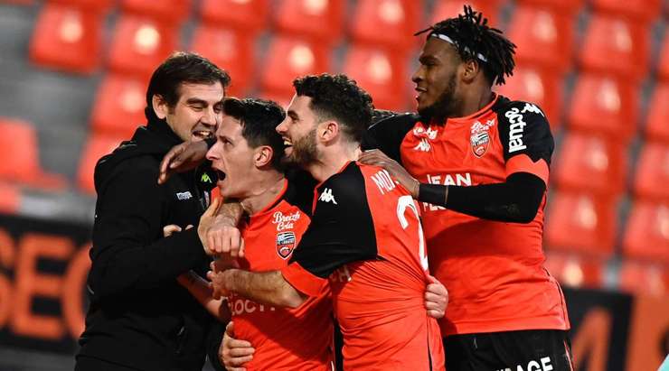 Vào! Andrew Gravillon trả bóng về tuyến sau cho Laurent Abergel (Lorient). Và từ một vị trí gần rìa vòng cấm, cầu thủ này đánh bại thủ môn bằng một cú sút hiểm hóc vào mép trong cột dọc bên trái. Tỉ số là 1:0.