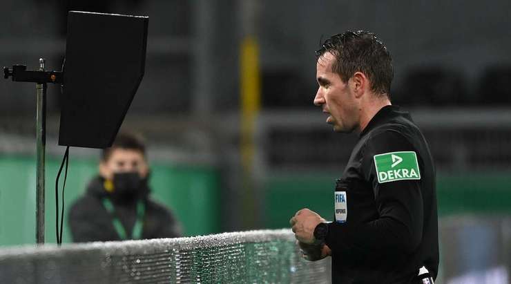 Màn ăn mừng của các cầu thủ Dortmund đã bị tạm hoãn vì trọng tài quyết định xem xét lại bàn thắng qua hệ thống VAR. Hy vọng rằng việc này sẽ không mất quá nhiều thời gian.