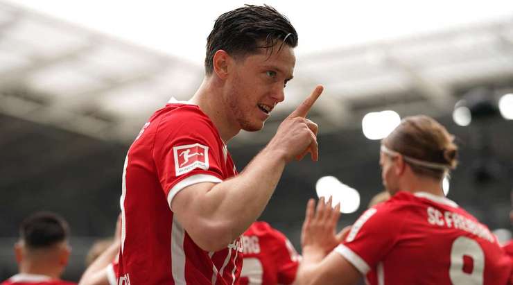 Michael Gregoritsch (Freiburg) khống chế bóng gọn gàng từ một đường chuyền sắc bén tại rìa vòng cấm và tung cú sút căng vào vào góc thấp bên trái khung thành, theo một phong cách đã thành thương hiệu của anh.