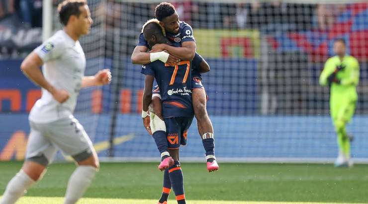Vào! Elye Wahi (Montpellier) có đủ khoảng trống trong vòng cấm để đón một đường chuyền từ Falaye Sacko và dứt điểm gọn gàng vào góc thấp bên trái khung thành. 2:1.