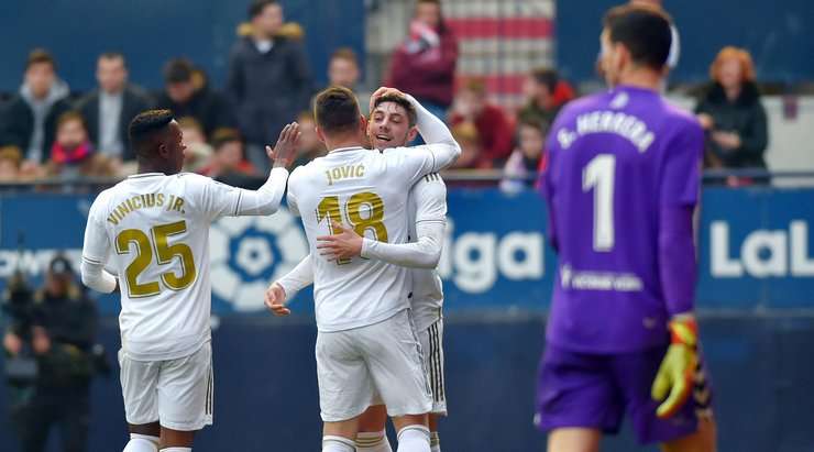 Siêu phẩm! Một cú nã đại bác của Luka Jovic (Real Madrid) từ rìa vòng cấm đã cắm thẳng vào góc phải phía trên khung thành!