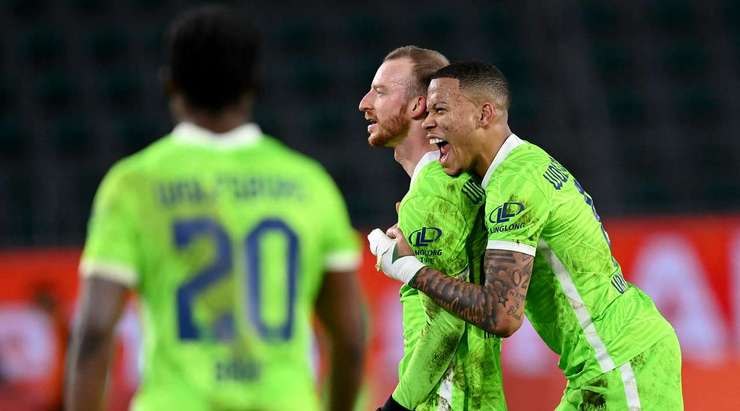Vào! Maximilian Arnold (Wolfsburg) đứng trước quả đá phạt quyết định dứt điểm thẳng về phía khung thành. Cú sút của anh đi trúng một cầu thủ khác và đổi hướng, khiến thủ môn phải đứng như trời trồng nhìn bóng vào lưới. Tỉ số bây giờ là: 3:1.