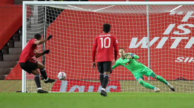 Anthony Martial (Manchester United) đưa bóng nằm gọn trong lưới sau một quả phạt đền được thực hiện chuẩn xác!