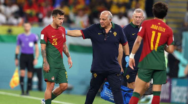 Otavio đang được thay ra vì chấn thương. Fernando Santos đưa William Carvalho (Bồ Đào Nha) vào sân.