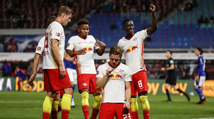Vào! Frederik Ronnow đã chạm được những đầu ngón tay vào bóng sau cú sút của Marcel Halstenberg (RB Leipzig), nhưng chừng đó thôi không đủ ngăn trái bóng đi vào góc trái khung thành.