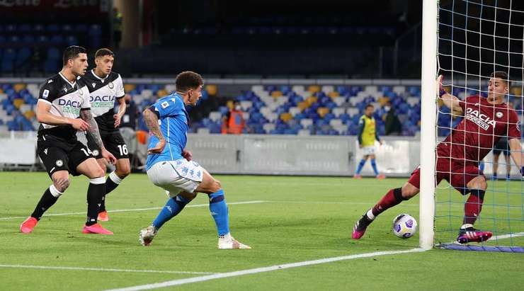 Vào 4:1! Giovanni Di Lorenzo (Napoli) đệm bóng thành bàn từ cự li gần sau khi bóng bật ra tới hướng di chuyển của anh ấy.