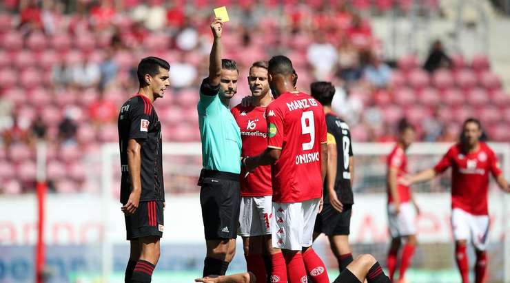 Một chiếc thẻ vàng cho pha tắc bóng của Karim Onisiwo (Mainz). Trọng tài Daniel Schlager đã đưa ra quyết định một cách rất quả quyết.