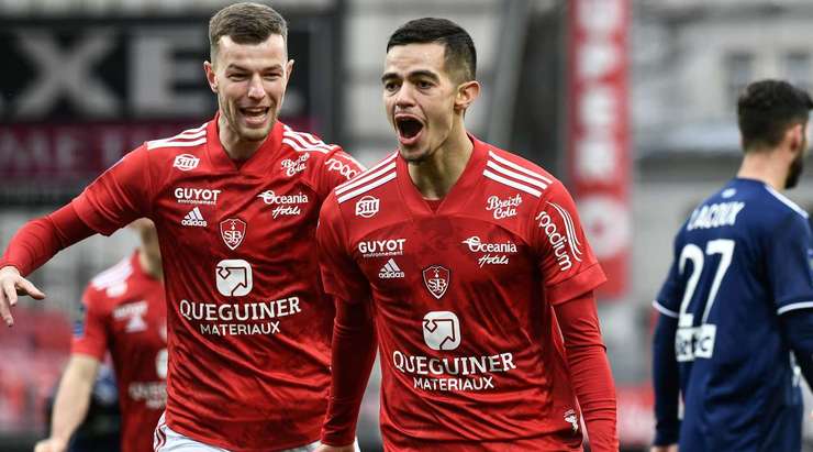 Vào! Romain Faivre (Brest) nhận bóng trong vòng cấm ở một vị trí rất thuận lợi và dứt điểm. Cú sút của anh đổi hướng khi chạm vào một cầu thủ đối phương, khiến thủ môn Benoit Costil bó tay. Tỉ số đã được nâng lên 2:1.