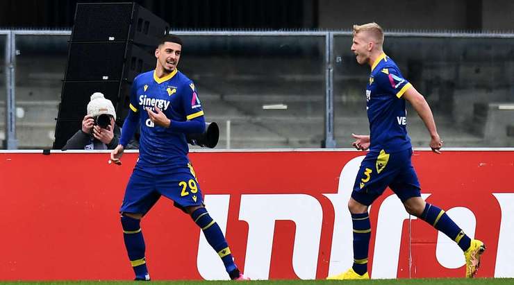 Lưới đã rung lên! Fabio Depaoli (Verona) đón quả tạt tuyệt vời từ Josh Doig và ghi bàn với một cú đánh đầu cận thành cực mạnh! Bóng đập cột dọc bên phải vào lưới, không cho thủ môn Wladimiro Falcone một cơ hội nào. Tỉ số là 1:0.