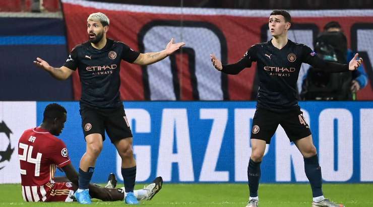 Gabriel Jesus (Manchester City) ngã xuống sau một tình huống vào bóng trong vòng cấm, nhưng trọng tài đã khoác tay từ chối yêu cầu thổi phạt.