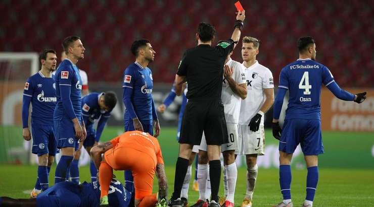 Florian Niederlechner (Augsburg) lẽ ra phải cẩn thận hơn. Anh ấy phạm lỗi xấu và nhận chiếc thẻ vàng thứ hai và bị đuổi!