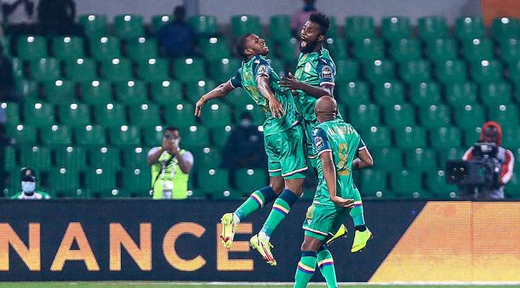 Một tuyệt phẩm ngay ngoài vòng cấm! El Fardou Ben (Comoros) sút bóng với một tốc độ và lực sút kinh hoàng vào góc thấp bên phải khung thành.