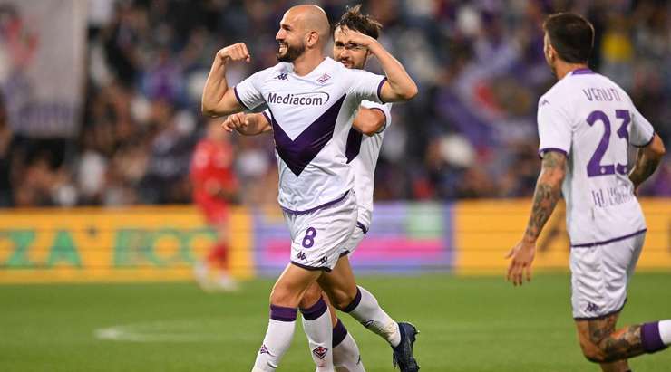 Riccardo Saponara (Fiorentina) nhận một đường chuyền tốt và sút bóng mạnh từ cự ly tầm trung về phía góc cao bên phải khung thành, không cho thủ môn cơ hội nào.
