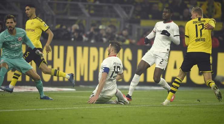 Đường chuyền như đặt của Achraf Hakimi đưa bóng đến chân Erling Haaland (Dortmund) ở một vị trí không thể thuận lợi hơn, cầu thủ này như mở cờ trong bụng và dễ dàng đệm bóng vào lưới trống. Tỉ số là 3:0.