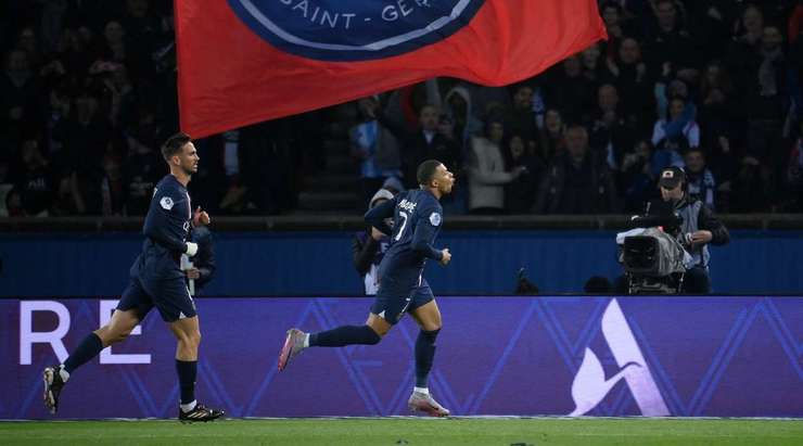 Vitinha thực hiện một đường chuyền vào trong vòng cấm. Kylian Mbappe (Paris SG) đón bóng và nhanh chóng tung một cú sút vào góc thấp bên phải, đưa bóng đập cột dọc vào lưới! Thủ môn đã không thể làm được gì. Tỉ số là 1:0!