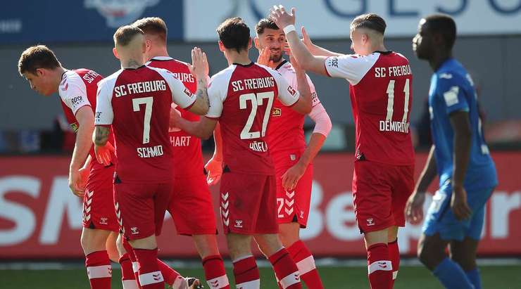 Vincenzo Grifo (Freiburg) ghi bàn từ chấm phạt đền. Cú đặt lòng của anh đi chuẩn xác vào cao bên trái khung thành! Một cú sút phạt đền rất tốt!