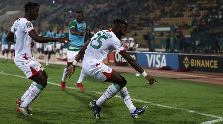 Issa Kabore thực hiện một quả tạt bổng chính xác vào vòng cấm. Steeve Yago (Burkina Faso) đón bóng và dứt điểm với một cú sút nhanh vào nóc lưới. Thủ môn đã không có cơ hội nào để cản phá! Tỉ số đã được thay đổi thành: 1:0.
