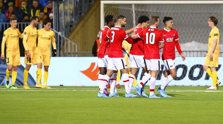 Vào! Yukinari Sugawara kiến tạo cho Zakaria Aboukhlal (AZ Alkmaar) một đường chuyền tốt trong vòng cấm. Nó cho phép anh ấy dứt điểm với một cú sút chính xác vào góc trái phía dưới. 1:1.