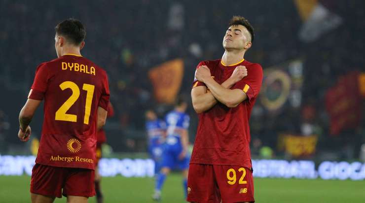 Bóng đã nằm gọn trong lưới! Stephan El Shaarawy (AS Roma) tung một cú vô-lê xuất sắc từ rìa vòng cấm và nó đi vào góc phải phía dưới, khiến thủ môn không thể làm gì được. Ola Solbakken là người đã kiến tạo bàn thắng. Một pha dứt điểm tuyệt vời, 3:0.