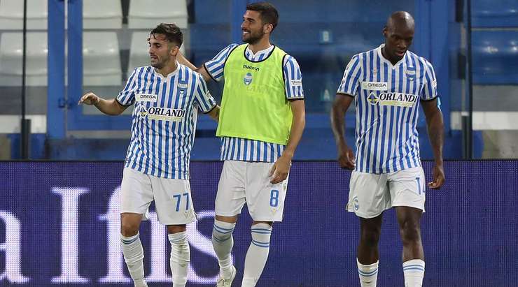 Marco D'Alessandro (Spal) nhận một đường chuyền thú vị bên trong vòng cấm và anh tung một cú sút chìm chuẩn xác vào góc thấp bên trái khung thành. Một pha dứt điểm hiểm hóc!