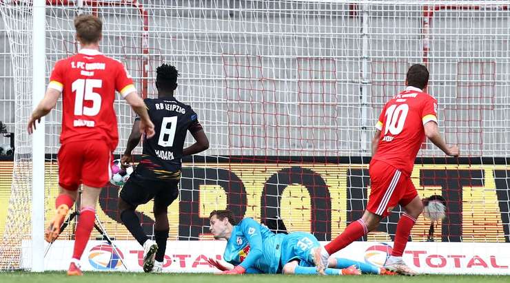 Sheraldo Becker có một đường căng ngang xuất sắc vào trong vòng cấm. Max Kruse (Union Berlin) đón bóng và đánh đầu từ cự li gần vào phía trong cột dọc bên trái, đánh bại thủ môn Josep Martinez. Một tình huống thể hiện sự nhạy bén cũng như khả năng dứt điểm thượng hạng. Tỉ số là 2:1.