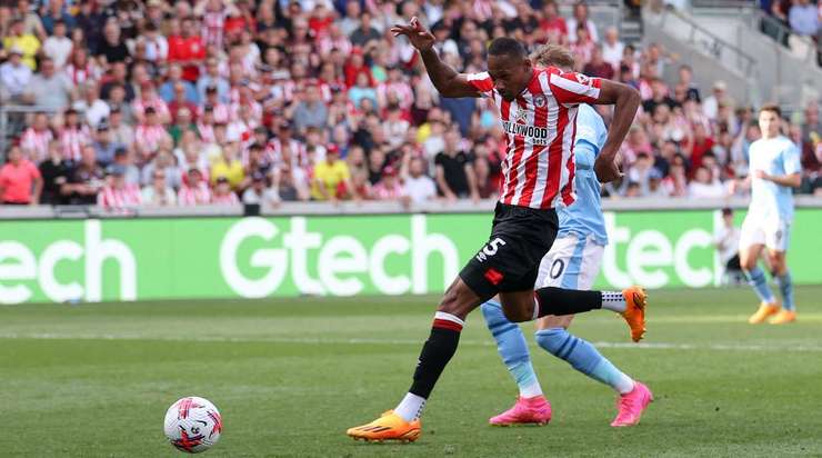 Một bàn thắng ngoạn mục! Ethan Pinnock (Brentford) bứt tốc như một mũi lao vào vòng cấm để đón quả tạt và sút bóng vào góc thấp bên trái, để mặc thủ môn đứng chôn chân sững sờ!